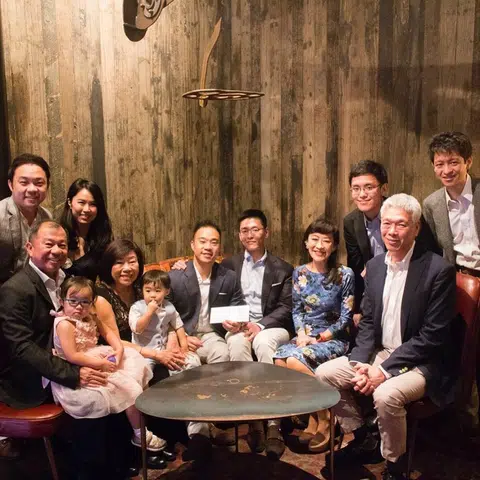 李桓武与王毅睿在南非结婚时所拍的全家福照。（取自李桓武面簿）
