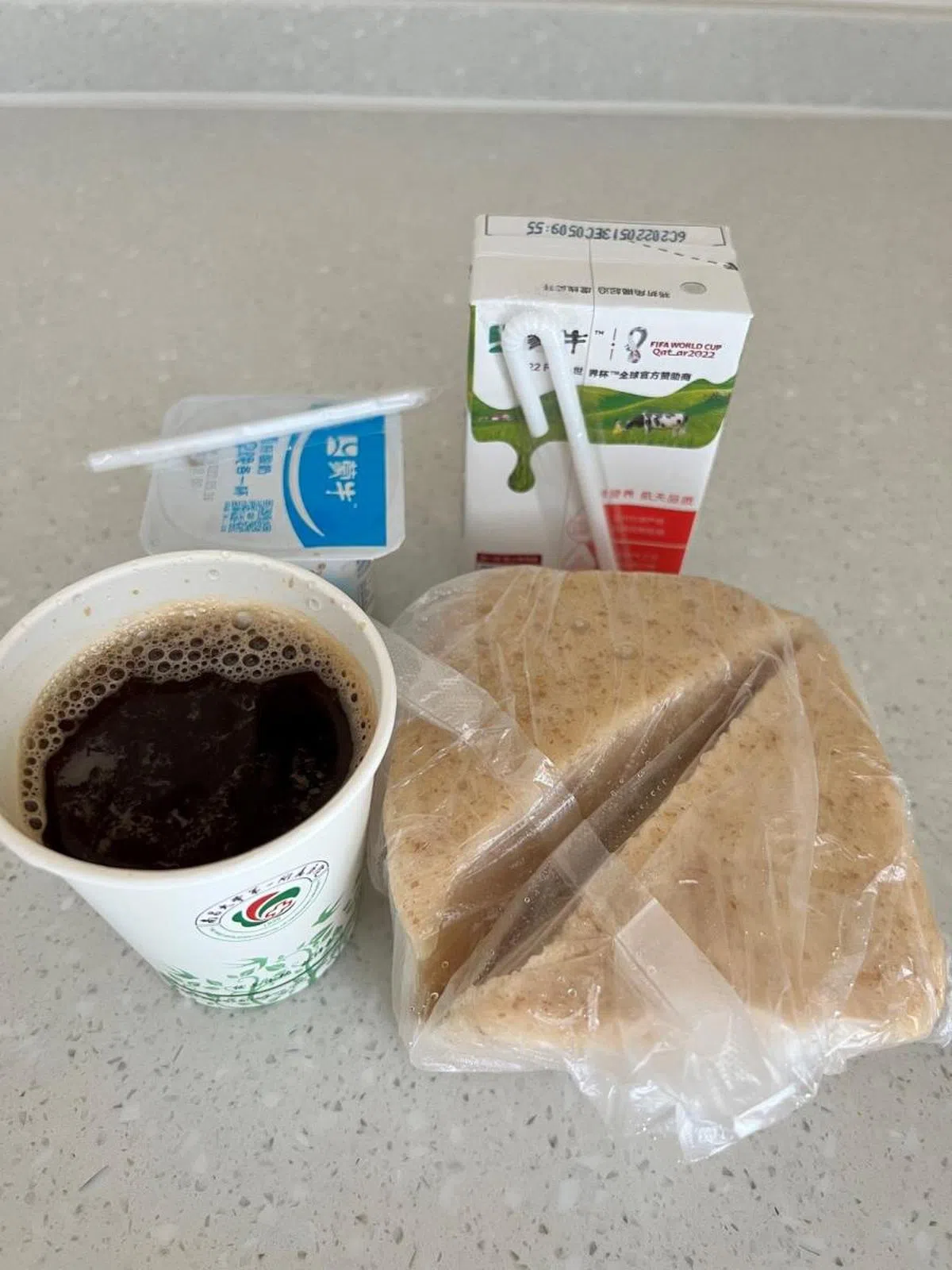 住院期间唯一的一顿早餐，护士建议品尝南昌当地的糖糕，一口咖啡一口糖糕，别有滋味。（顾功垒摄）
