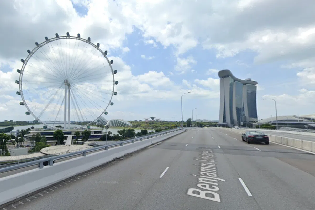 从巴士望出去，左边是摩天轮、滨海湾花园的花穹、擎天树和滨海湾金沙酒店。（谷歌地图）