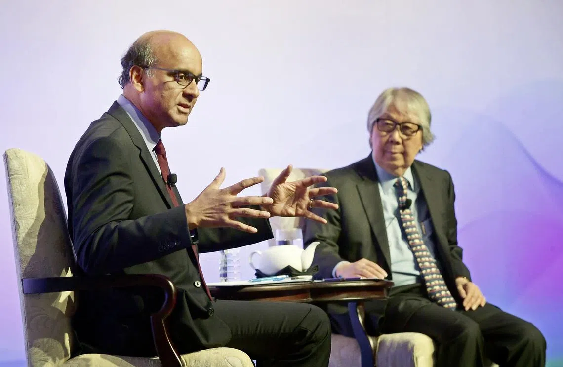 副总理兼经济及社会政策统筹部长尚达曼（左）与主持人巡回大使许通美教授（右）畅谈他对阶级不平等、社会流动性、贫富悬殊等热门话题的分析与看法。（海峡时报）