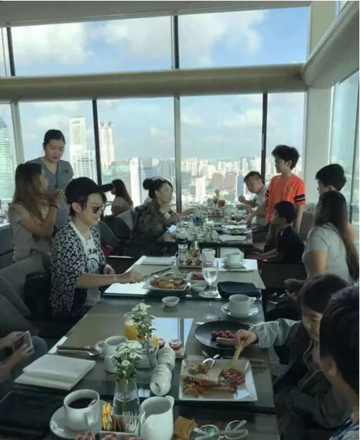  张柏芝与儿子在金沙用餐。（互联网） 