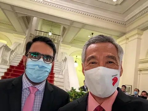 李显龙总理（右）7月27日晚上在内阁就职仪式场外与受委为反对党领袖的工人党秘书长毕丹星（左）自拍。（李显龙面簿）