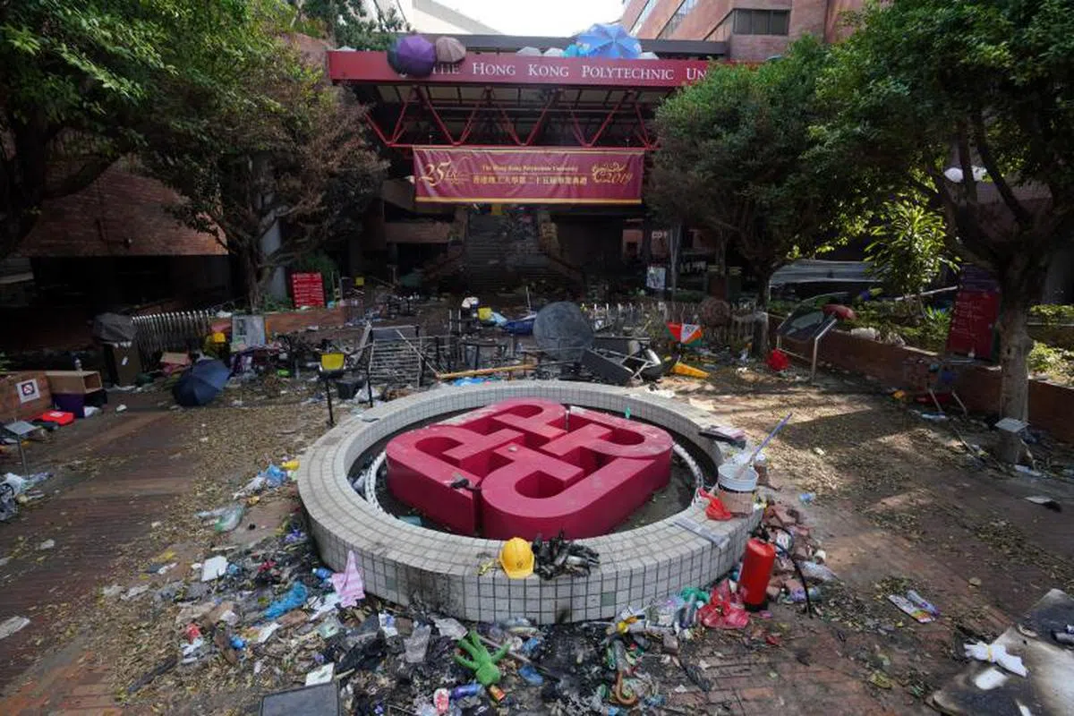  理大校园的正门如今满目疮痍。（香港中通社） 