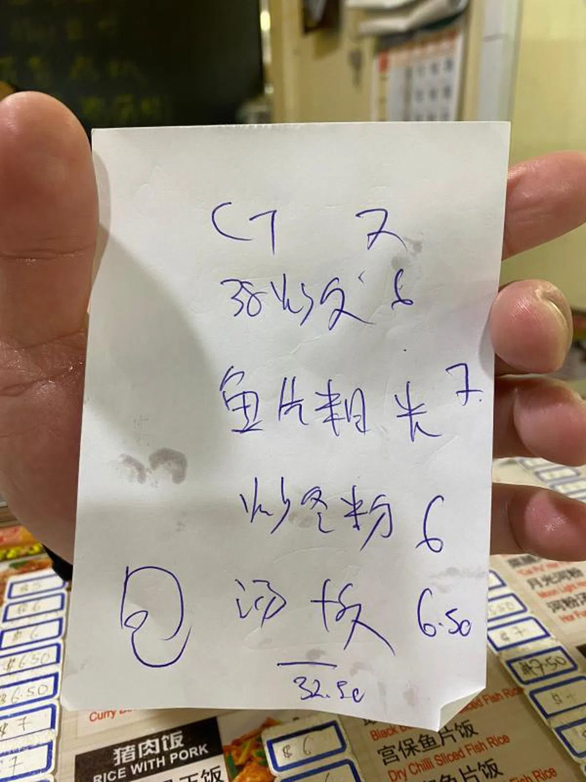 不是每张收据都打印得整整齐齐，煮炒档的收据就可能是伙计手写的，还用上别具风格的缩略语。（红蚂蚁摄）