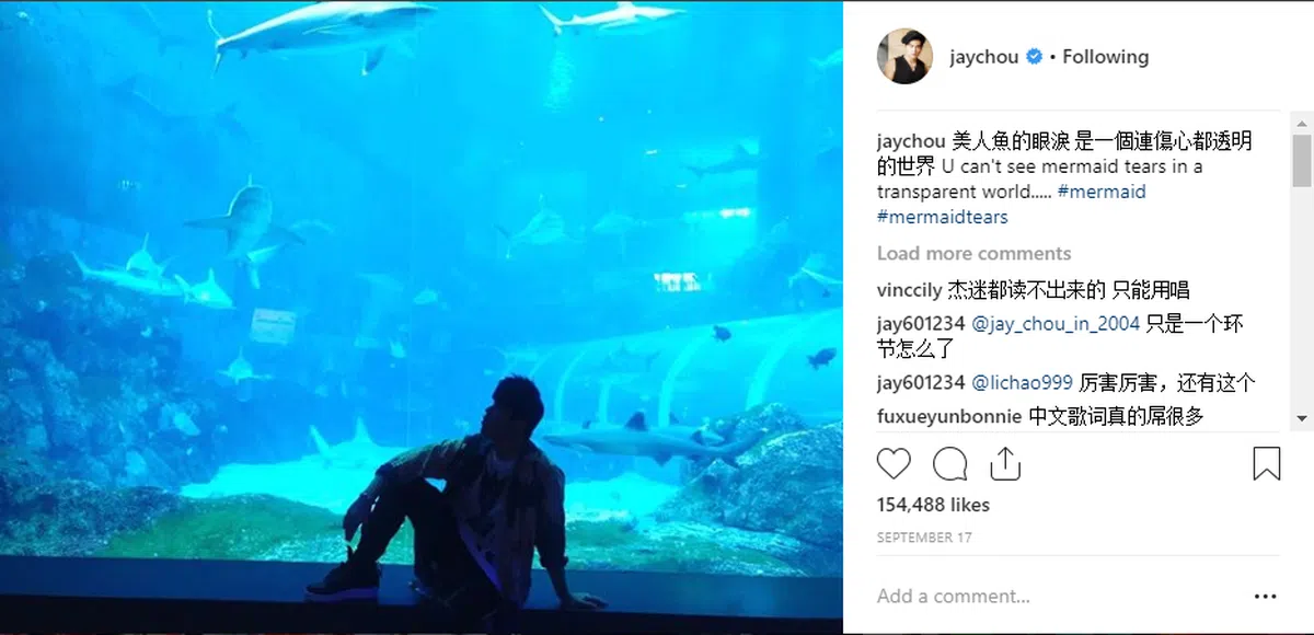  周杰伦在海洋馆内留影。（Instagram 截图） 
