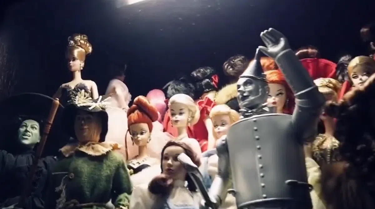  放置在楼梯旁的娃娃们。（视频截图） 