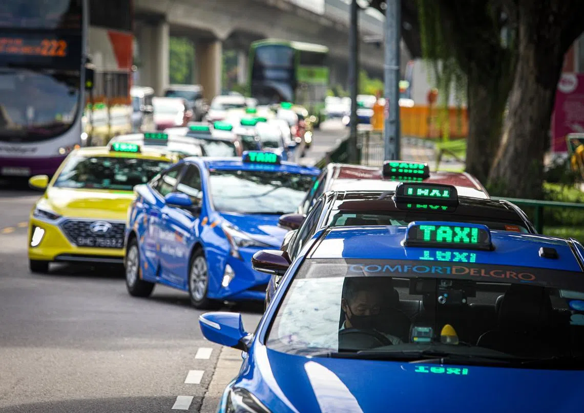 2020年搭乘公共交通、德士和私召车的人数整体下跌。其中地铁乘客量大跌四成，德士服务也下滑38%。（联合早报）