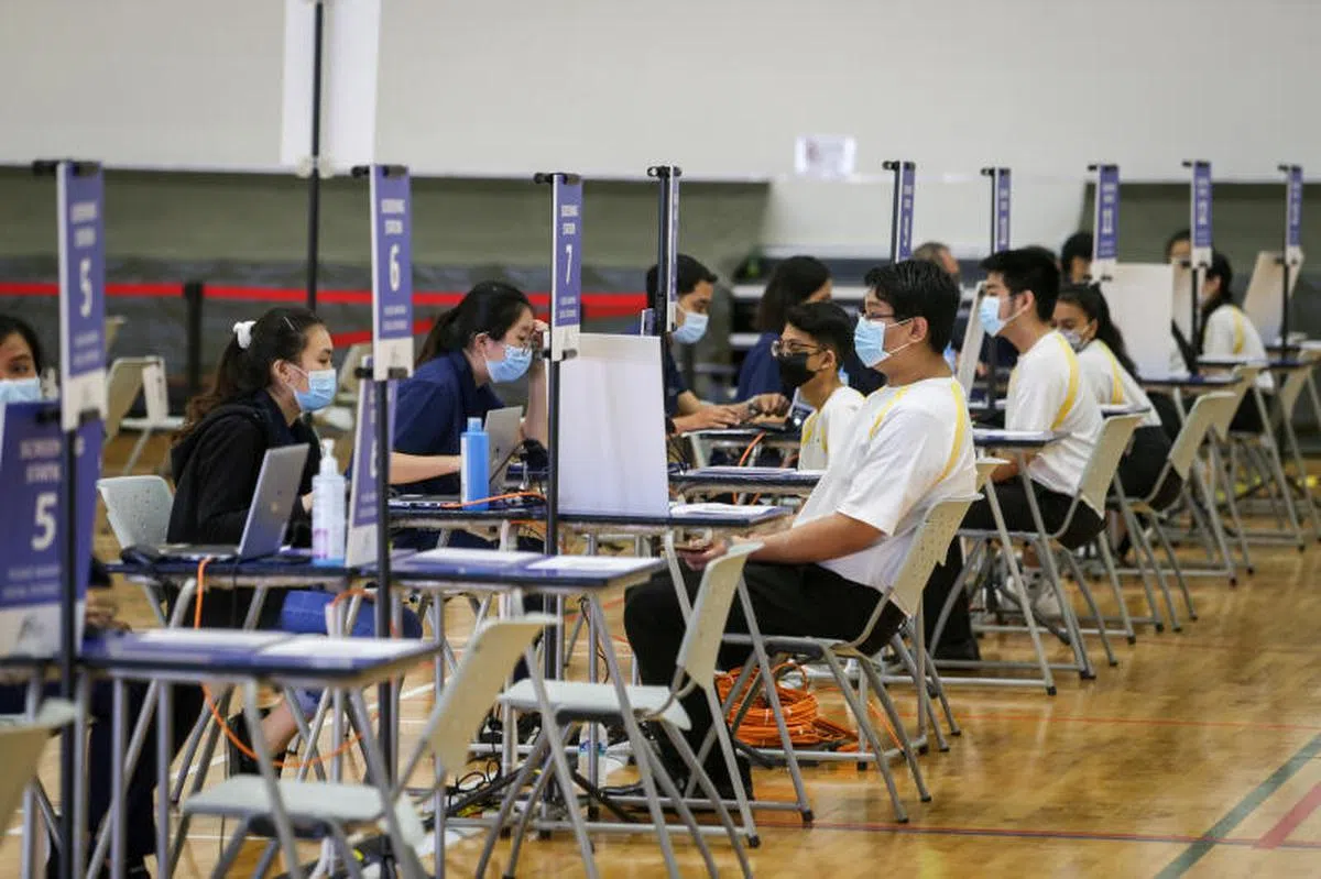  全国工艺教育学院学生今天（14日）首日接种冠病疫苗。早上有近300名工艺教育学院西区（ITE College West）的学生前往学校接种疫苗。（联合早报） 