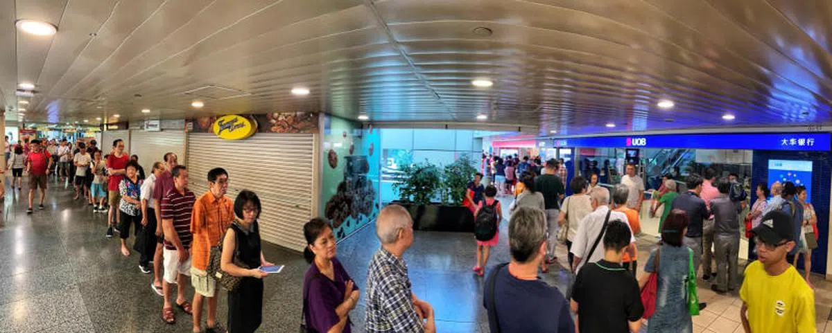  买4D? 多多？ 不是不是。这是换纪念新加坡开埠200周年新钞的第一天，又见新加坡人排队的能耐了。图为大巴窑中心的星展银行外头。（联合早报） 