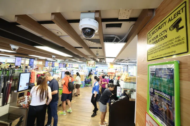 新加坡的很多商店都配有电眼，特别是超市，一些甚至有脸识别功能，让侦测偷窃案的能力提升了一倍。