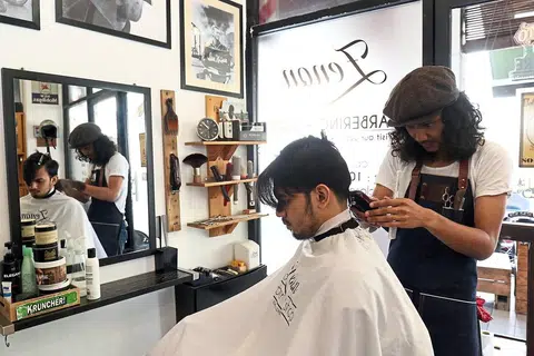马国宣布收回让理发店和美发店复工的决定。（星报）