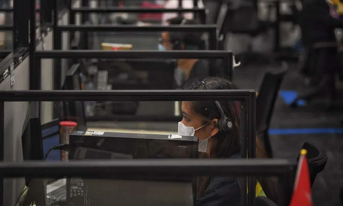 调查发现，新加坡人去年在致电客服专线时，总计浪费了3000万个小时。（海峡时报）