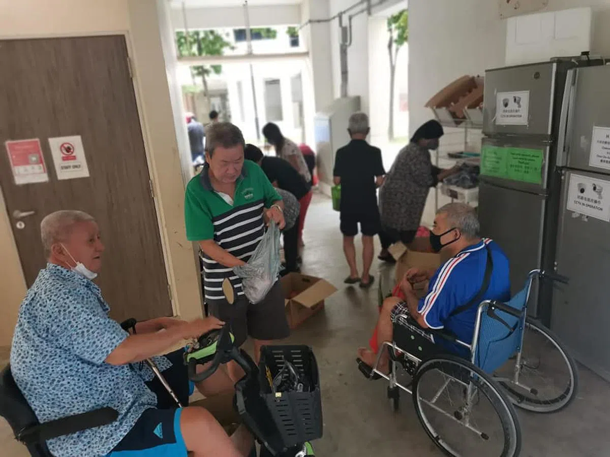  等待领取食物的居民们。（填补社区冰箱志愿团体面薄） 