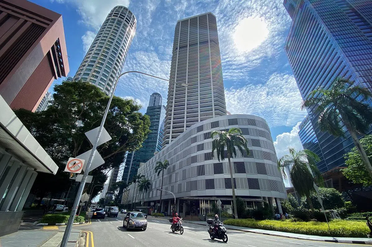 一名凯联大厦保安进行例行巡查时，发现有旅客违例入住单位。（海峡时报）