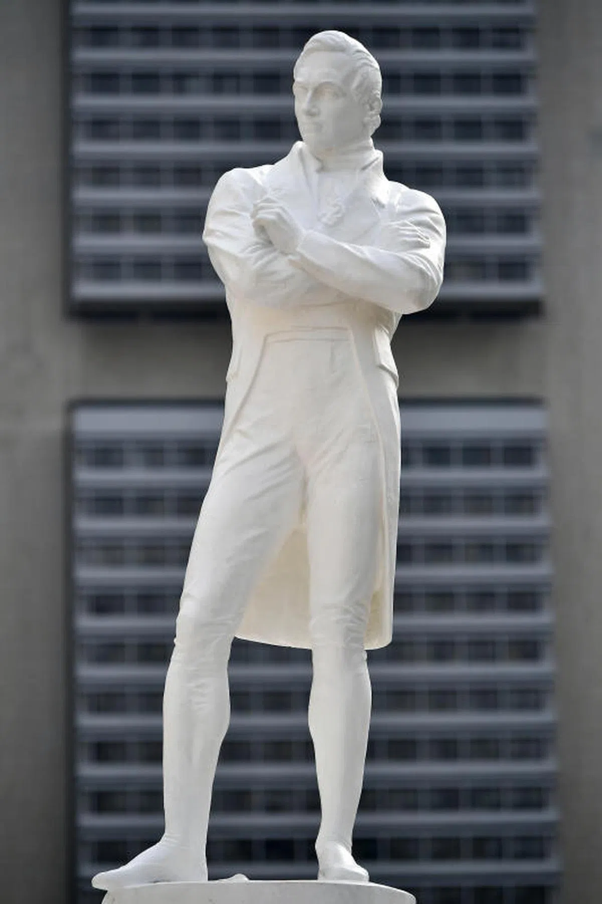  矗立在新加坡河畔的莱佛士塑像。（海峡时报） 