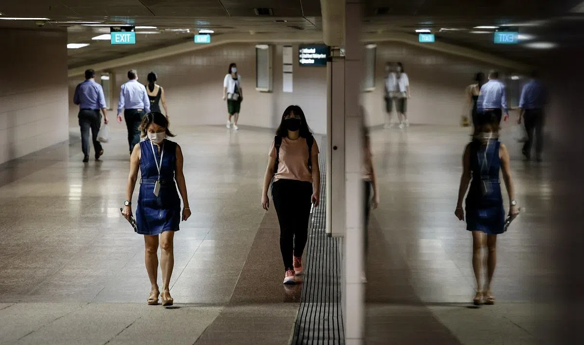 示意图：人生难免有黯淡无光的时刻，在寻找“出路”时容易受无形的邪魔外道以不同的面具诱惑。（联合早报）