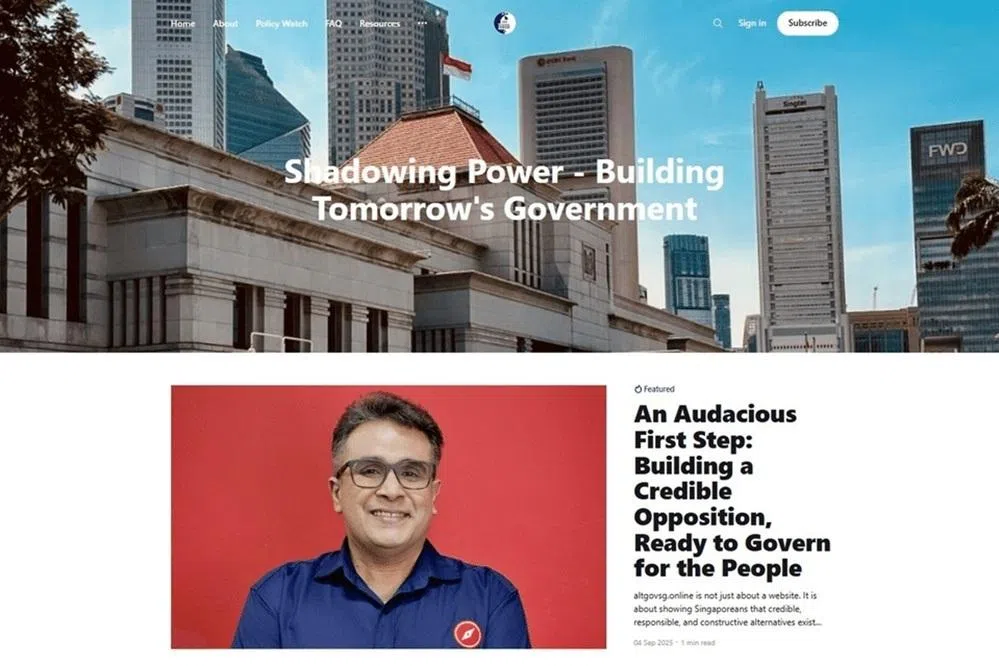 “新加坡替代政府”网站的第一篇文章表明了组成能执政的反对党这一目标，并以红点同心党秘书长拉维的照片做为文章主图。