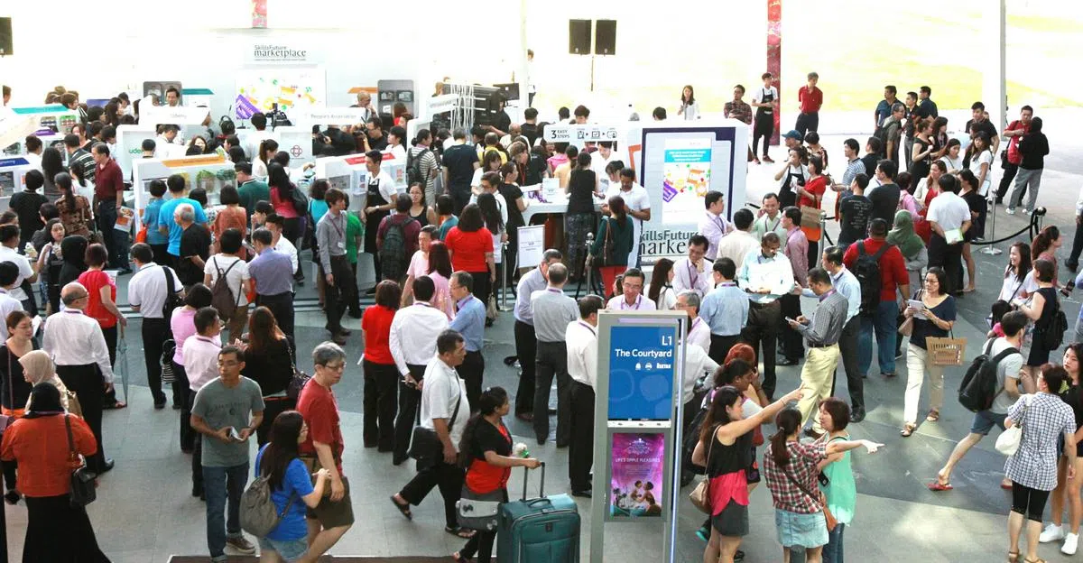  新加坡劳动力发展局去年1月9日在裕廊东西城（Westgate）一楼广场，举行技能创前程培训补助（SkillsFuture Credit）路演。这项计划是要鼓励本地职工进修，岂料遭犯罪集团盯上及滥用。（联合晚报） 