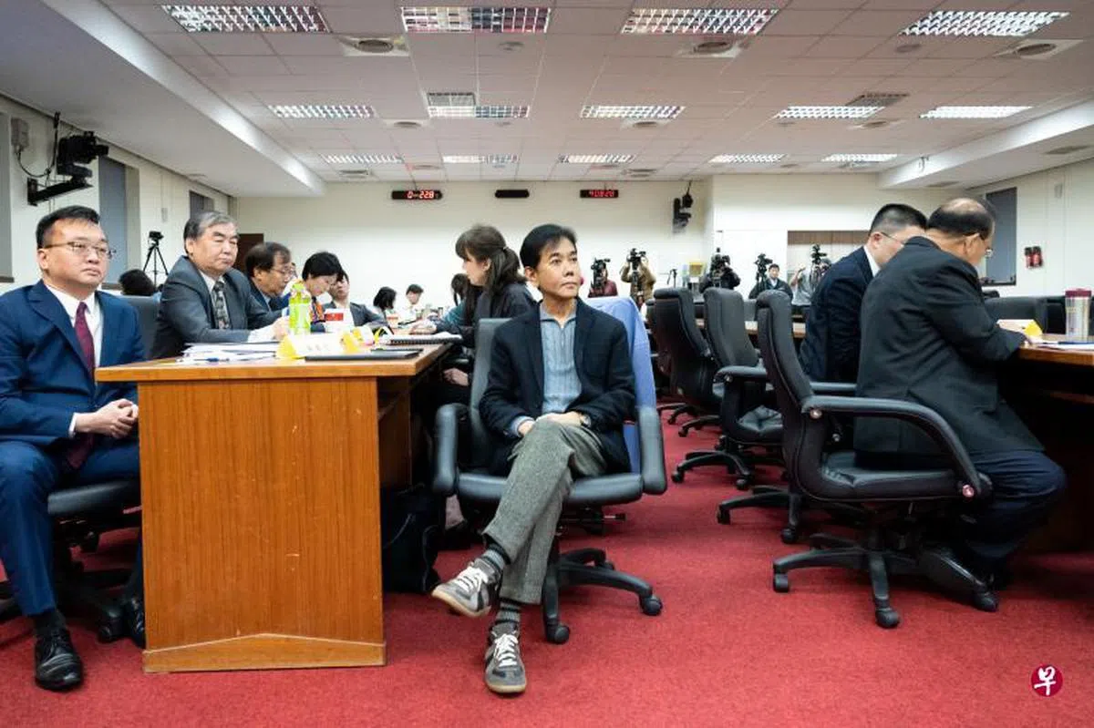  郭明忠（右）在台湾立法院会议室，出席有关太平洋流通投资股份有限公司增资变更登记争议的法律鉴定会议。（联合早报）　 