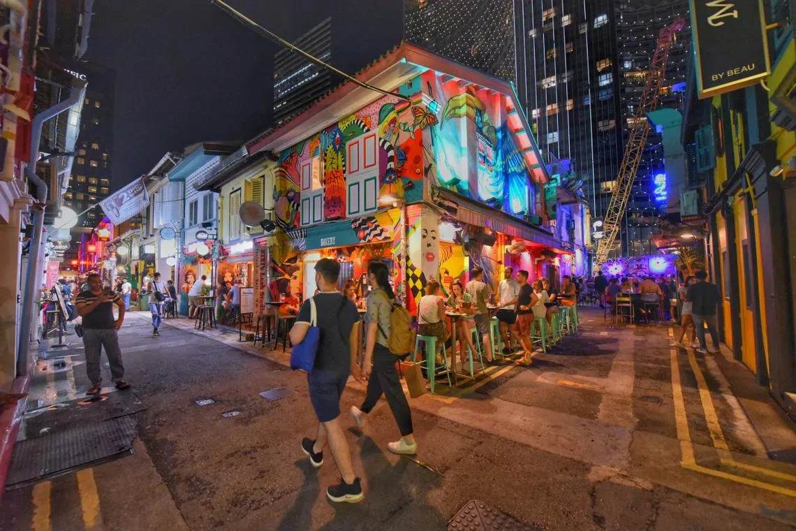 新加坡重开边境后，旅游业随之复苏，哈芝巷（Haji Lane）等旅客必访的打卡热点也再度热闹起来。（海峡时报）