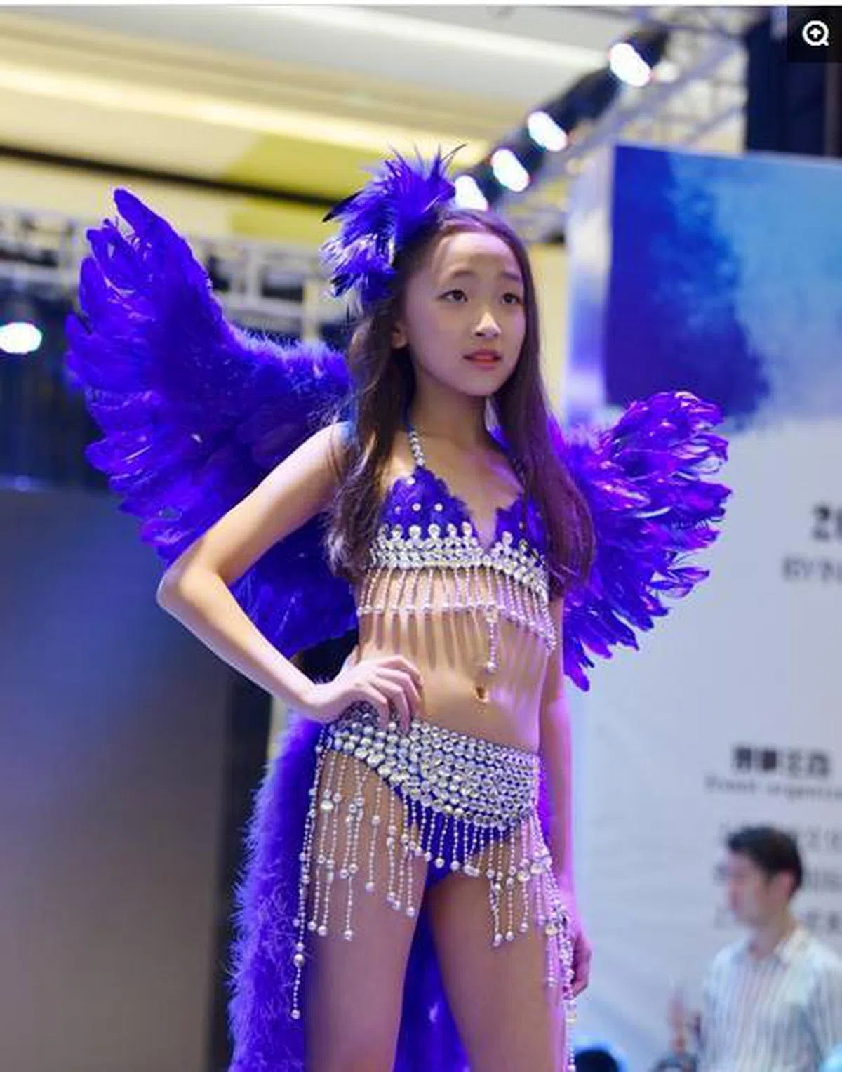  成都某商场举办的儿童模特走秀活动。（互联网） 