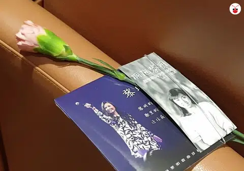 所有参加“拥抱黎明——颜黎明同学惜别会”的观众，都获得一张纪念书签、一张由海蝶音乐制作的《颜黎明歌曲珍藏特辑》，以及一朵粉红色的康乃馨。粉红色也是颜黎明最喜欢的颜色。（郭跃男摄）