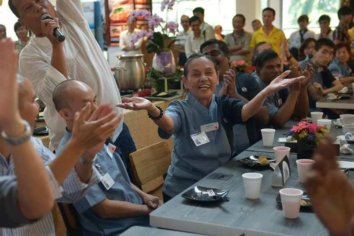  我国法定退休年龄和重新雇佣年龄的顶限可能分别上调到65岁和70岁。（海峡时报） 