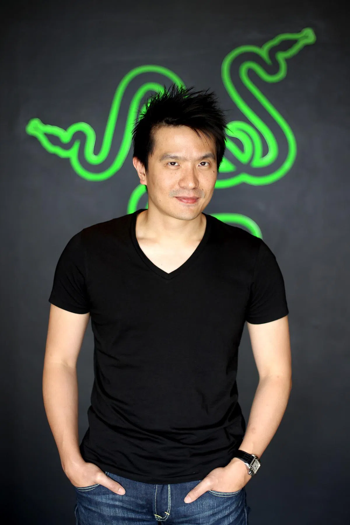  陈民亮身后的荧光绿标志就是雷蛇logo。（彭博新闻社） 