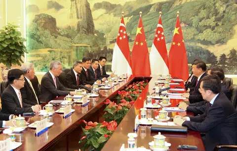 李显龙总理（左三）与中国国家主席习近平（右三）今天下午在北京人民大会堂会谈。 （联合早报）