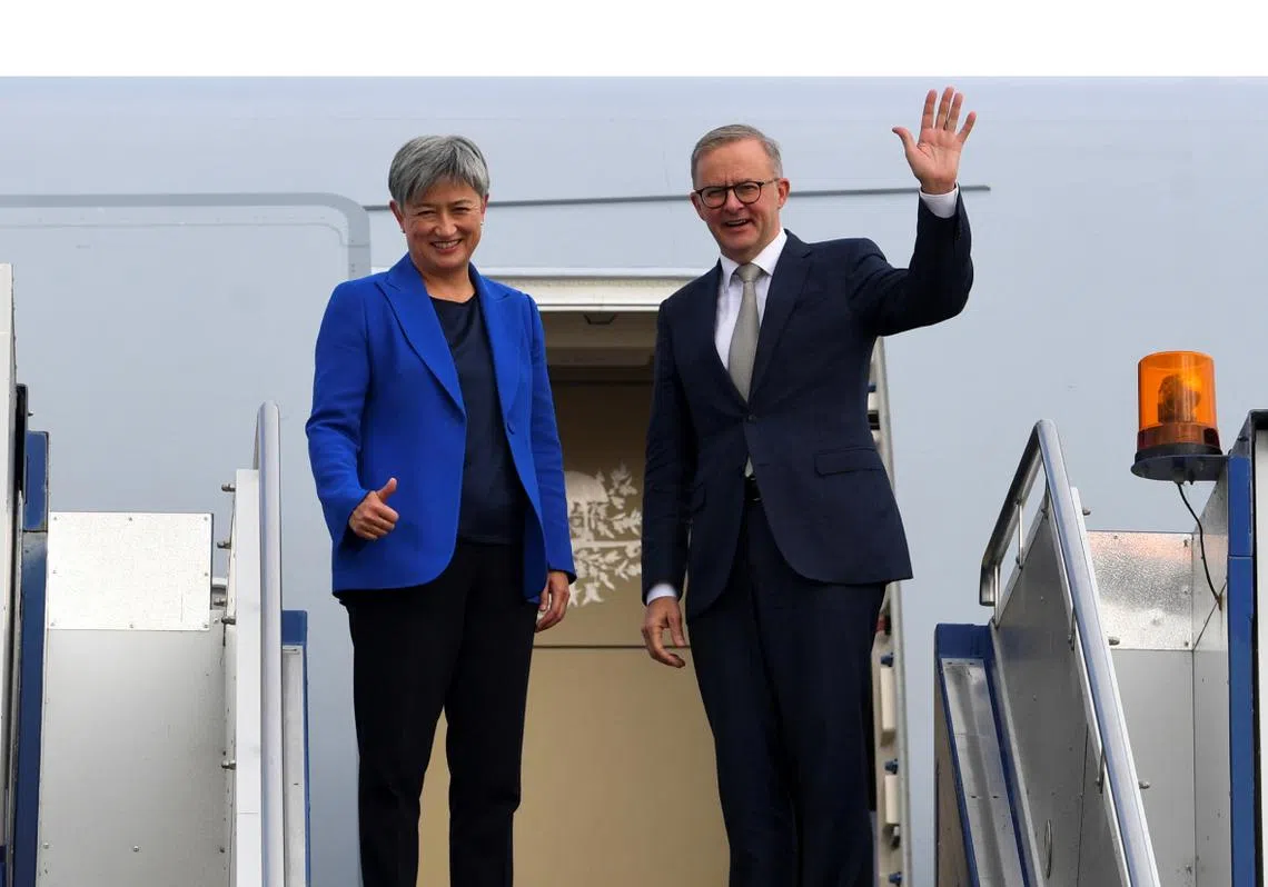 澳洲新任总理阿尔巴尼斯（右）及外交部长黄英贤（左）。（路透社）