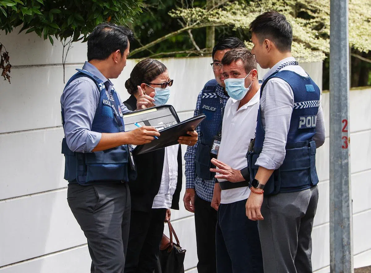 加尔塞斯（右二）被警方带回杜尼安弄重组现场。（联合早报）