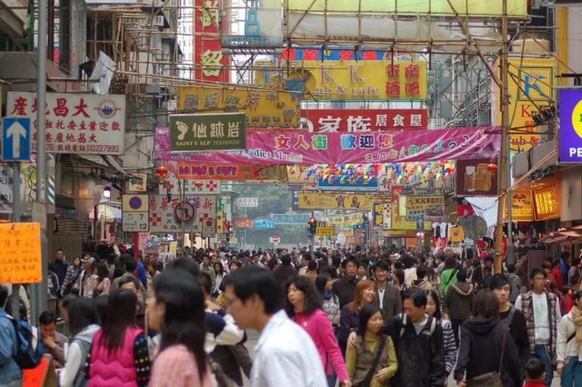  香港街头人潮。（互联网） 