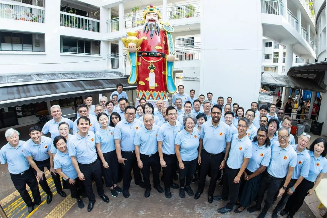 一众蓝衣人当中，谁最吸引你的眼球？