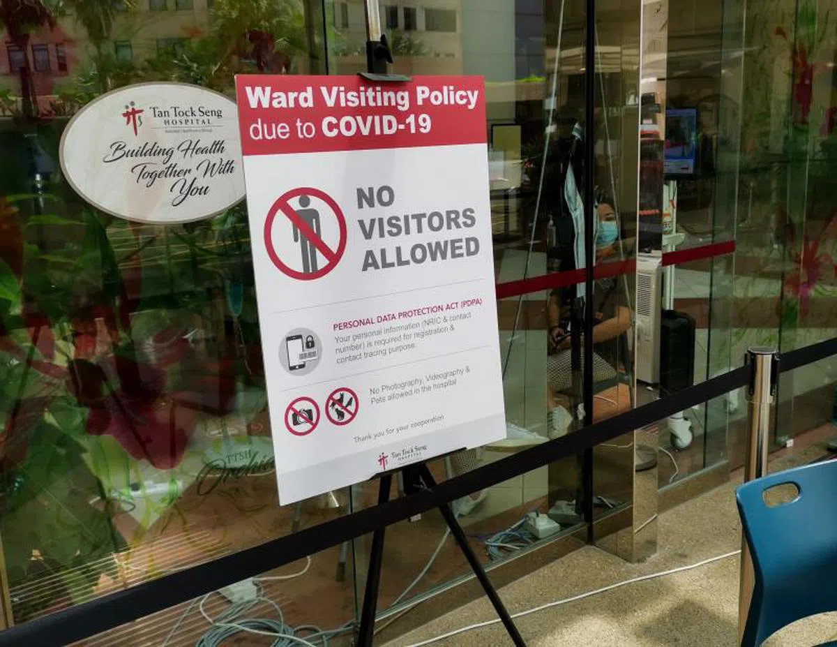  陈笃生医院今天起暂停所有访客探病。（联合早报） 