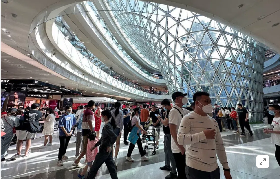 中国消费者农历新年期间挤爆了海南岛三亚免税购物中心。（路透社）