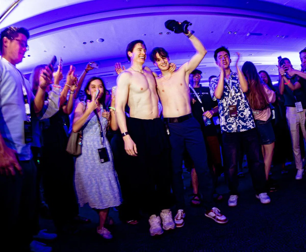 约翰逊父子光着上身合照，看得出他们两人实际上相差了28岁吗？（Bryan Johnson提供）