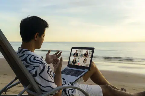 上一秒开完视讯会议，下一秒在海滩上享受，听起来是不是很惬意？（互联网）