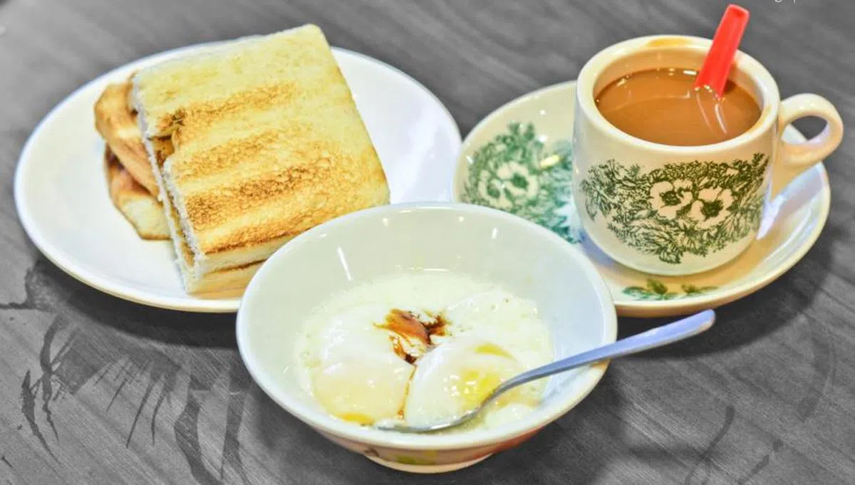 咖椰烤面包、两个半生熟蛋和咖啡组成的套餐是最受本地人喜爱的早餐之一。（互联网）