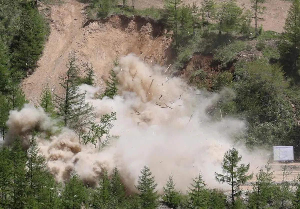   韩国媒体报道称，朝鲜昨天履行承诺，炸毁丰溪里基地的核试验场隧道。（法新社） 