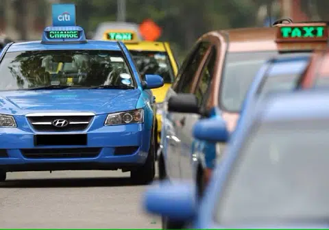 德士司机换班中，“道不同不相为谋”。（联合早报）