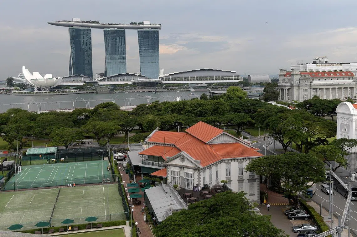 有网民日前到位于政府大厦广场旁的新加坡板球俱乐部（Singapore Cricket Club），被告知那里不准女佣入内，他们一家只好快速用餐，并为女佣打包。（海峡时报）