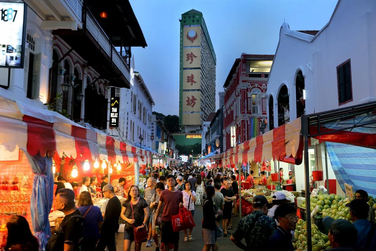  王睦儒在生意最困难时赶巧遇上中国放暑假。（联合早报） 