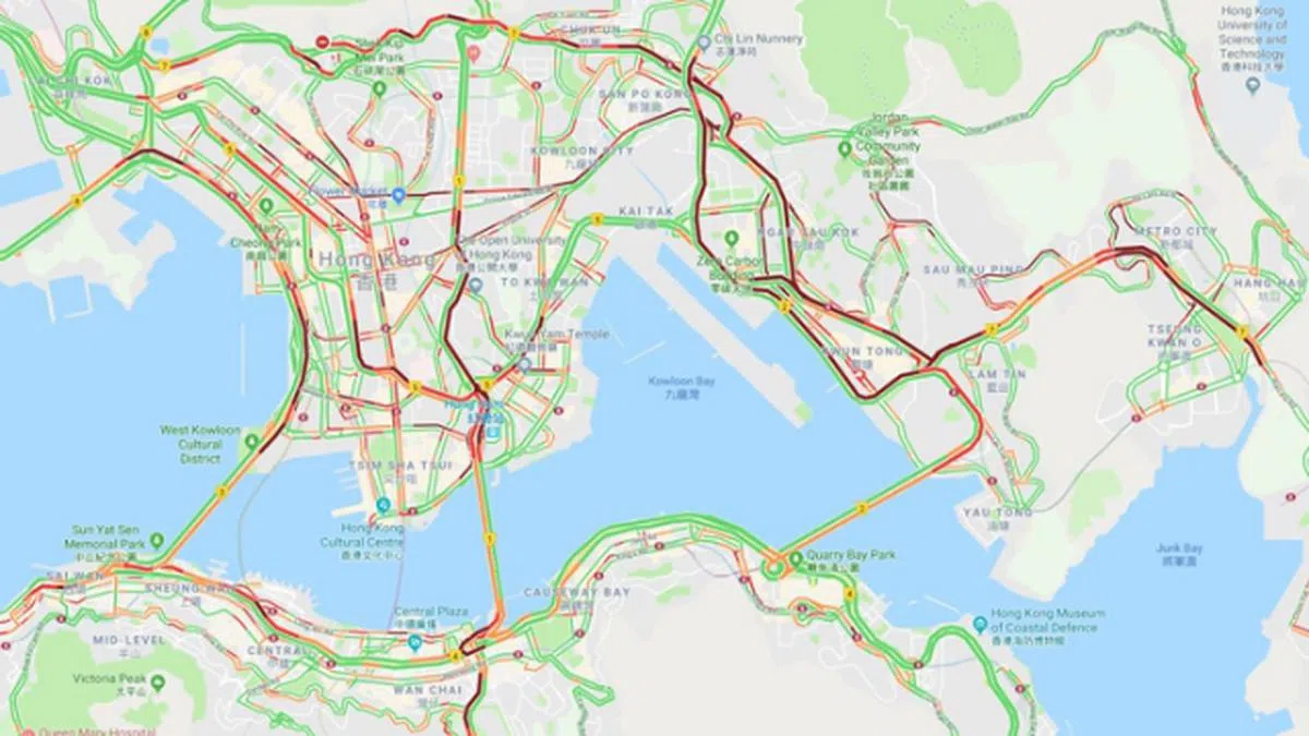  谷歌实时地图显示，多处地区交通变成深红色，意为车辆行驶极其缓慢。（香港苹果日报） 