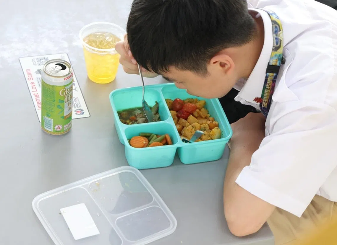 为提高学校食堂效率、应对摊贩难请的问题，华侨中学2026年起引进中央厨房模式。