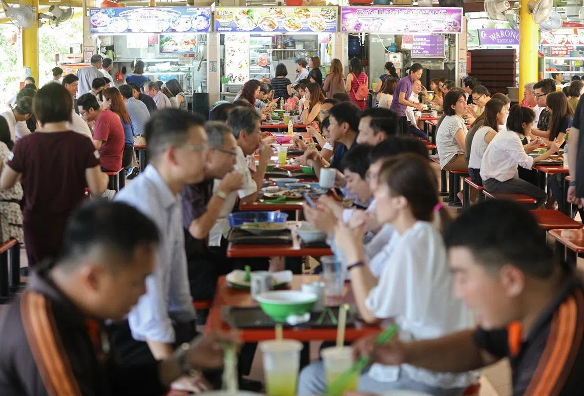 本地小贩文化还因此申遗。民调显示，小贩文化是最多国人支持申遗的项目，因为它和大家的生活息息相关，富有本地特色。（联合早报）