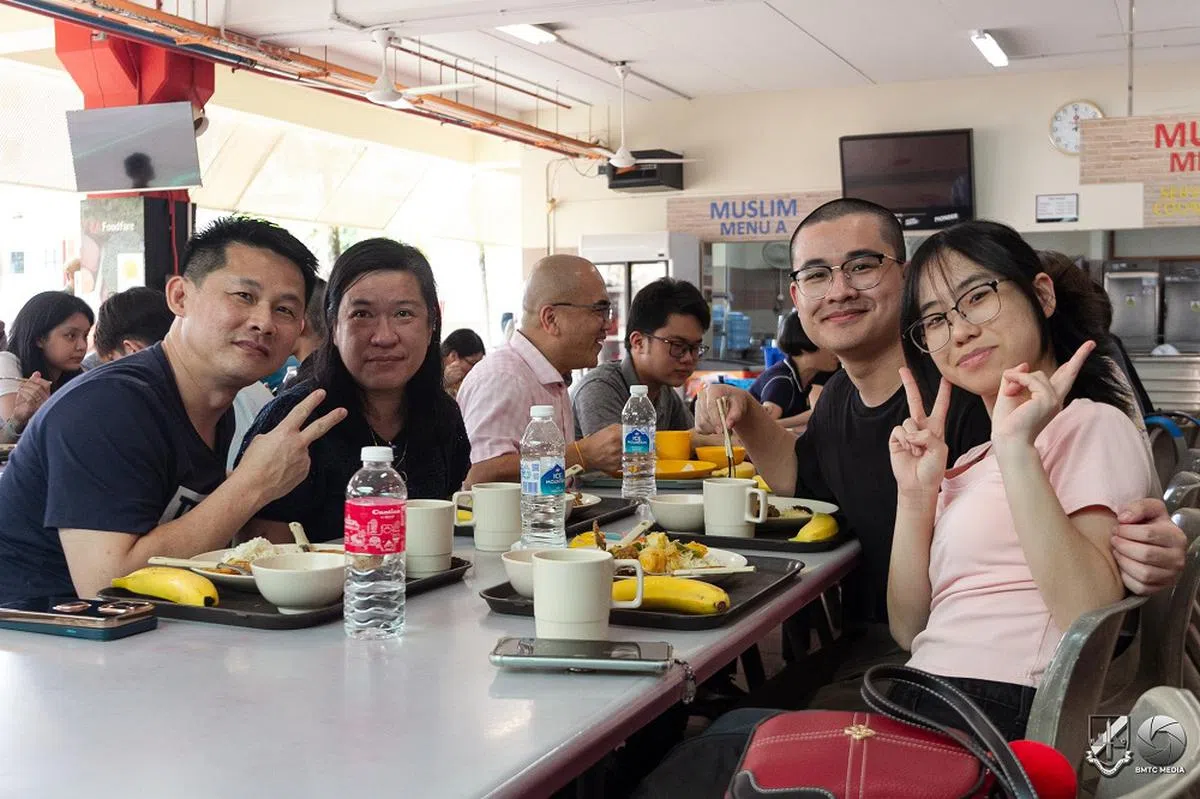 庄严的宣誓仪式之后，新兵和家人都会到基本训练中心的食堂共进午餐，让家人了解新兵日常的膳食。（取自基本军训中心脸书）