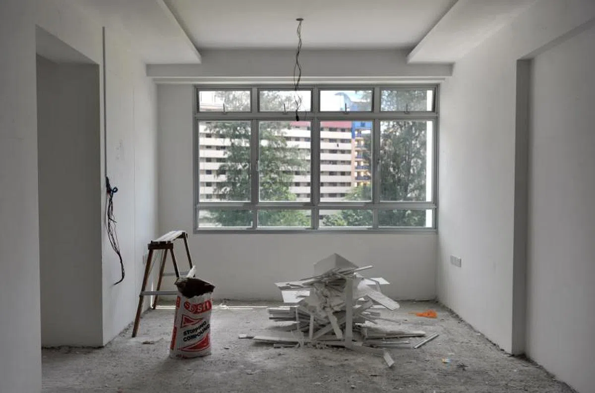  工程无法一直停摆，因此施工单位屋主、承包商和邻居间的协调极为重要。（海峡时报档案照） 