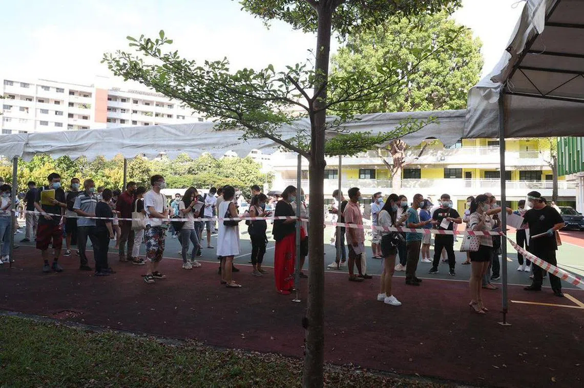 前树群中学校舍今早出现超过200人排队等待进行核酸检测。（海峡时报）