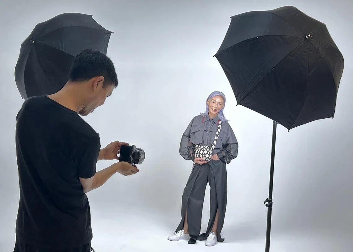 王美燕拍照时摆的姿势，都是向摄影师“偷师”学来的。（红蚂蚁摄影）