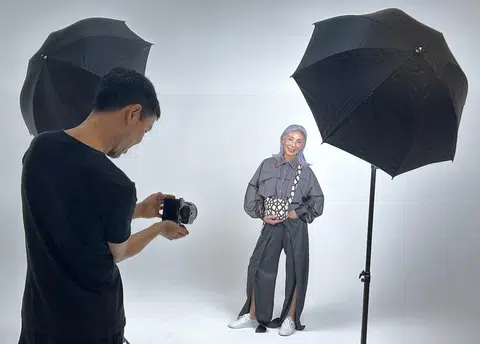 王美燕拍照时摆的姿势，都是向摄影师“偷师”学来的。（红蚂蚁摄影）